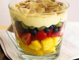 Voćna salata sa pudingom
